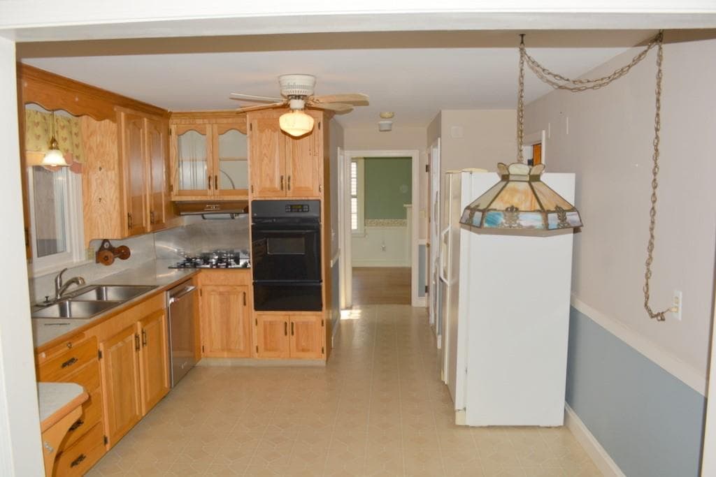 Single Family Residence at 103 Greenwich Avenue, East Providence, photo 11 of 37