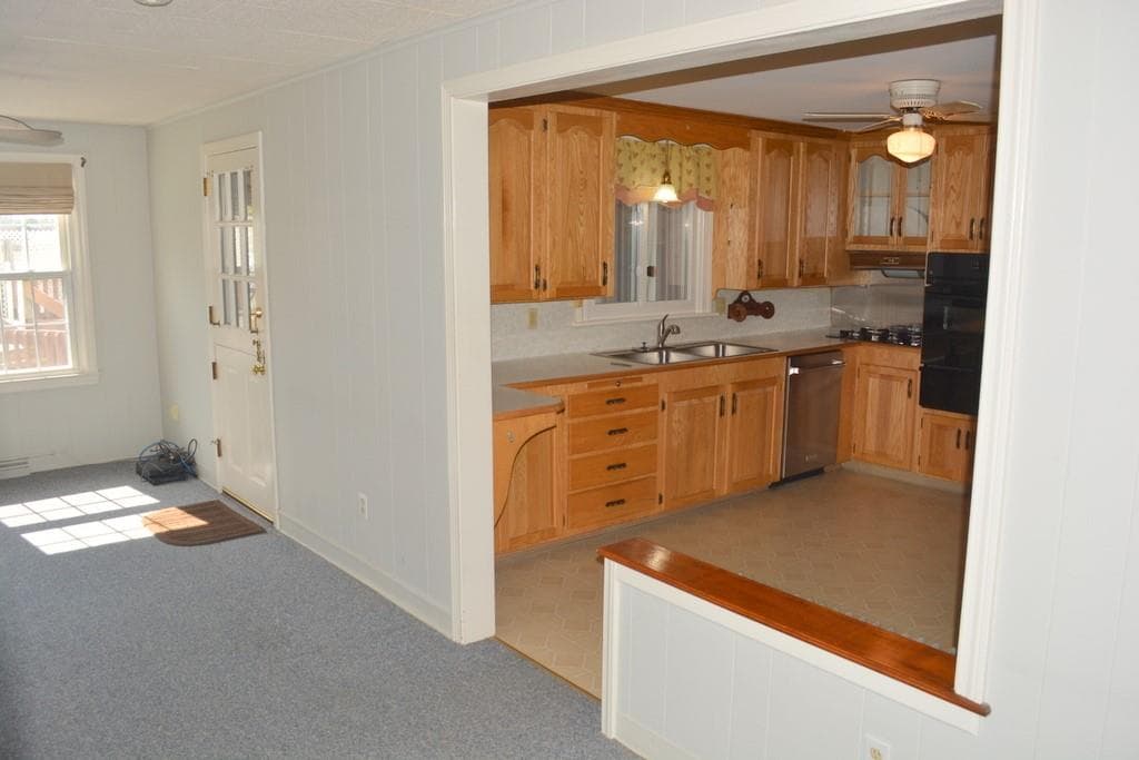 Single Family Residence at 103 Greenwich Avenue, East Providence, photo 8 of 37