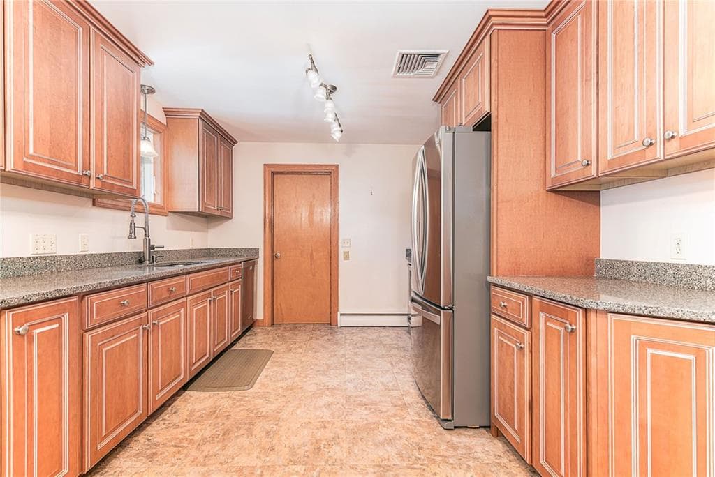 Single Family Residence at 91 Torrington Drive, Warwick, photo 3 of 22