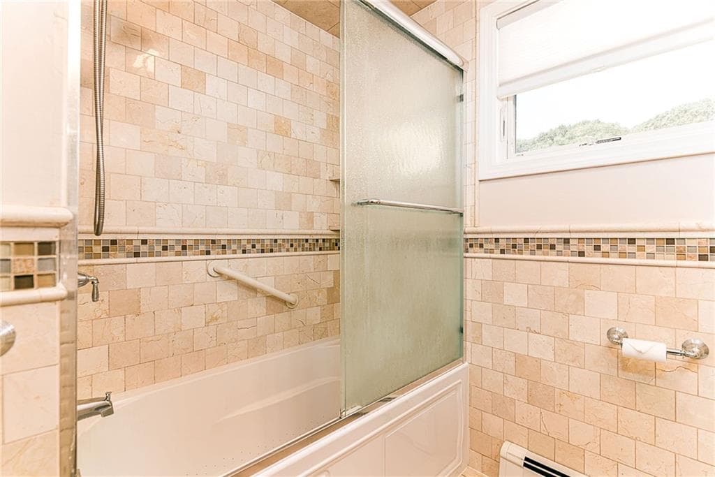 Single Family Residence at 91 Torrington Drive, Warwick, photo 5 of 22