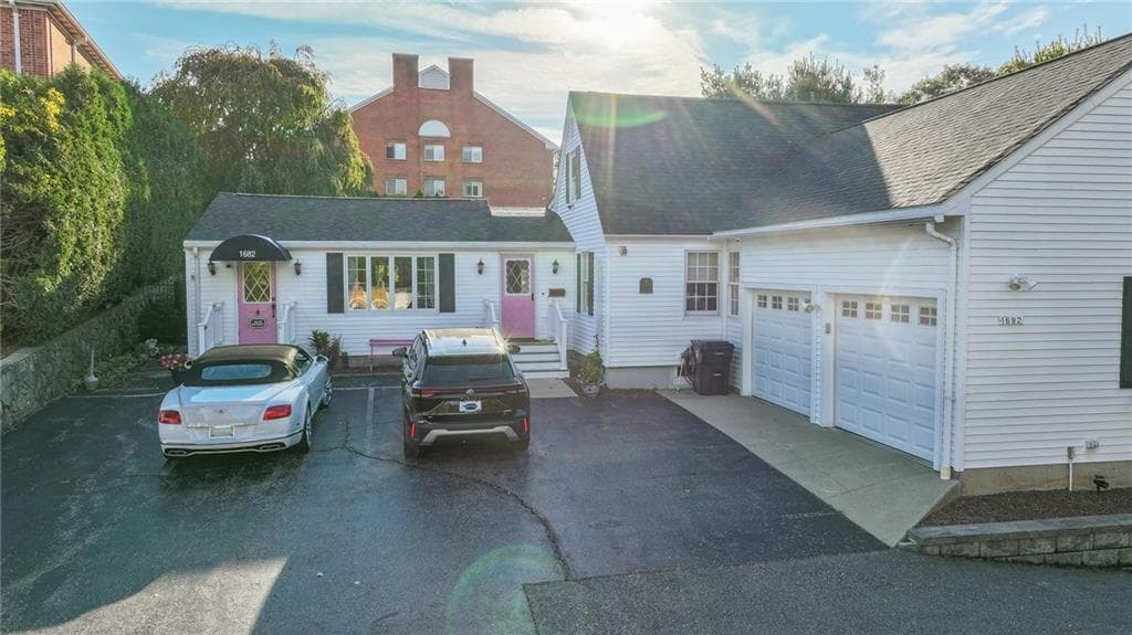 Single Family Residence at 1682 Douglas Avenue, North Providence, photo 6 of 50