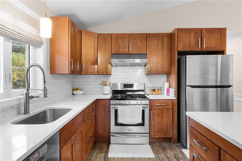 Single Family Residence at 423 Providence Pike, North Smithfield, photo 9 of 36