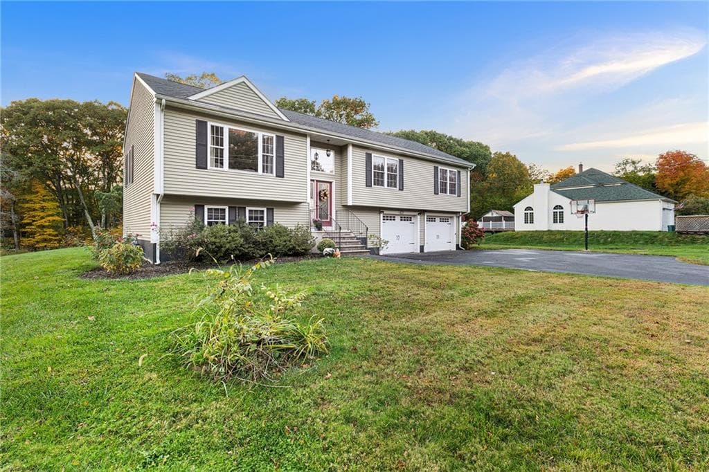 Single Family Residence at 423 Providence Pike, North Smithfield, photo 34 of 36