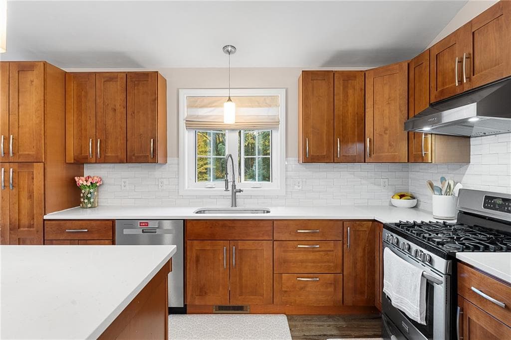 Single Family Residence at 423 Providence Pike, North Smithfield, photo 10 of 36