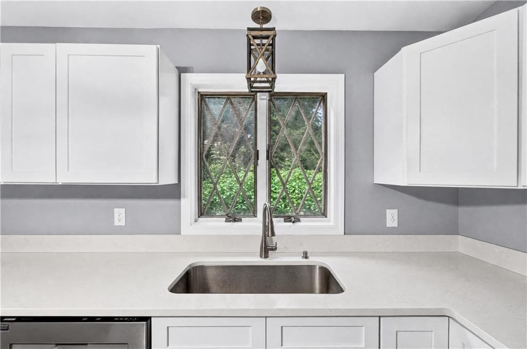 Single Family Residence at 26 Bush Hill Road, Brooklyn, photo 8 of 33