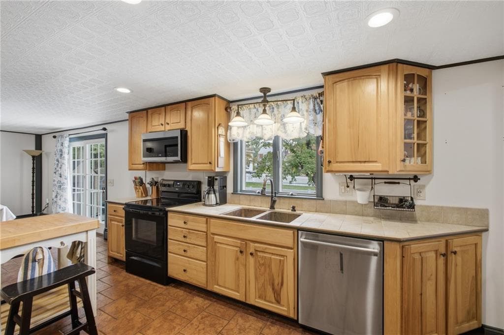 Single Family Residence at 4 Anthony Road, Barrington, photo 5 of 21