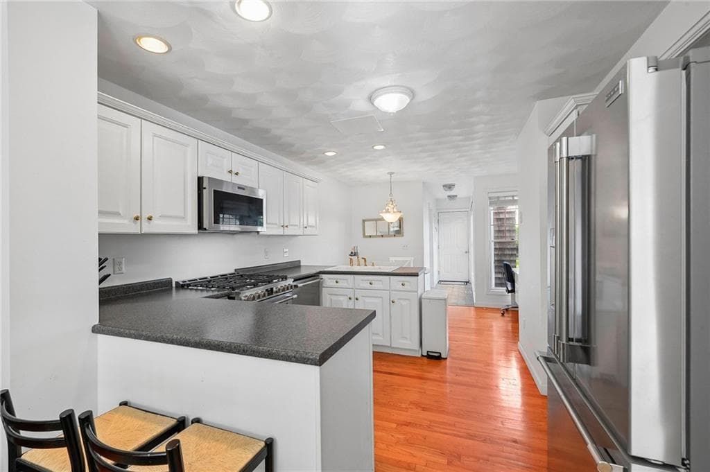 Condominium at 40 Fox Drive, Narragansett, photo 7 of 26