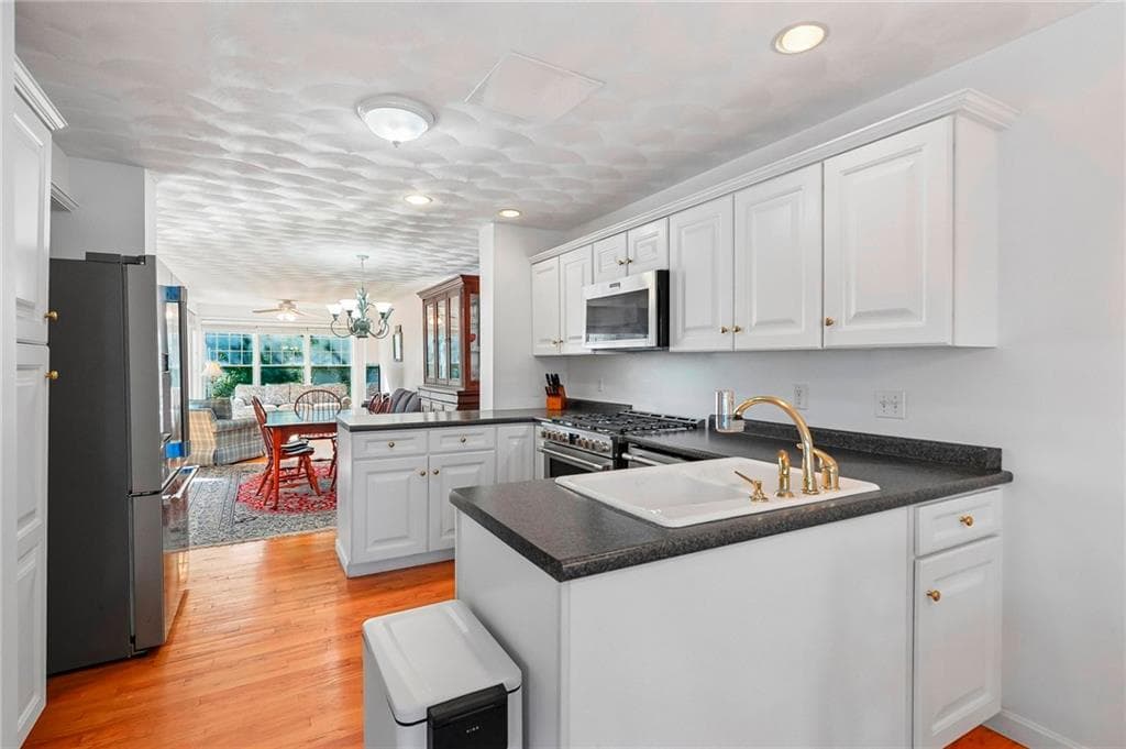 Condominium at 40 Fox Drive, Narragansett, photo 9 of 26