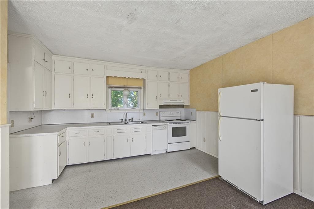 Multi Family at 75 DeWolf Avenue, Bristol, photo 23 of 39