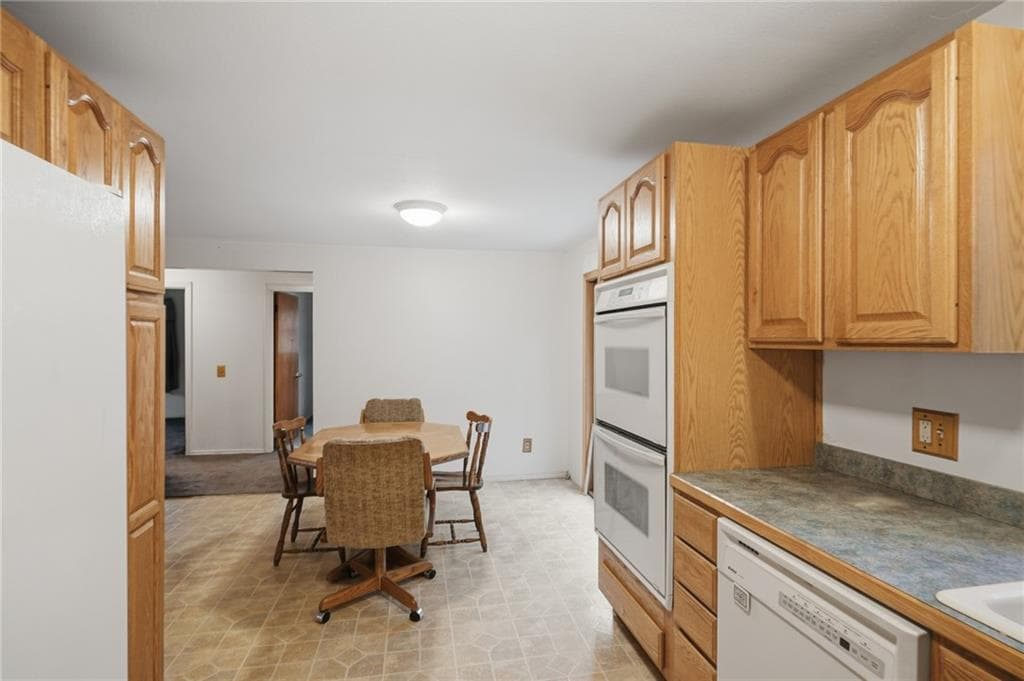 Single Family Residence at 5 Vanderbilt Terrace, Coventry, photo 5 of 30