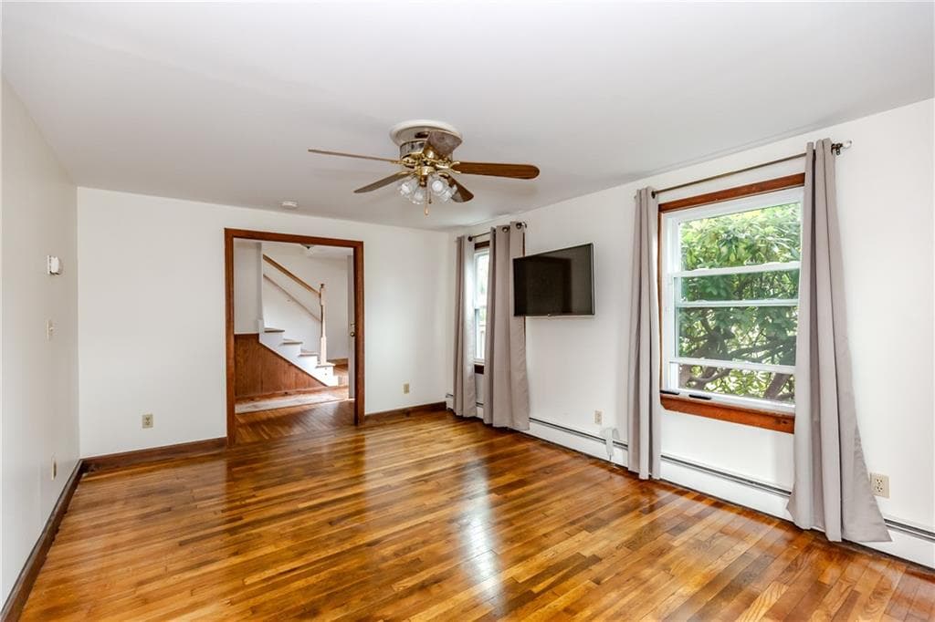 Single Family Residence at 92 Hawksley Avenue, Warwick, photo 17 of 19