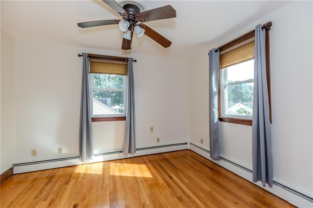Single Family Residence at 92 Hawksley Avenue, Warwick, photo 14 of 19