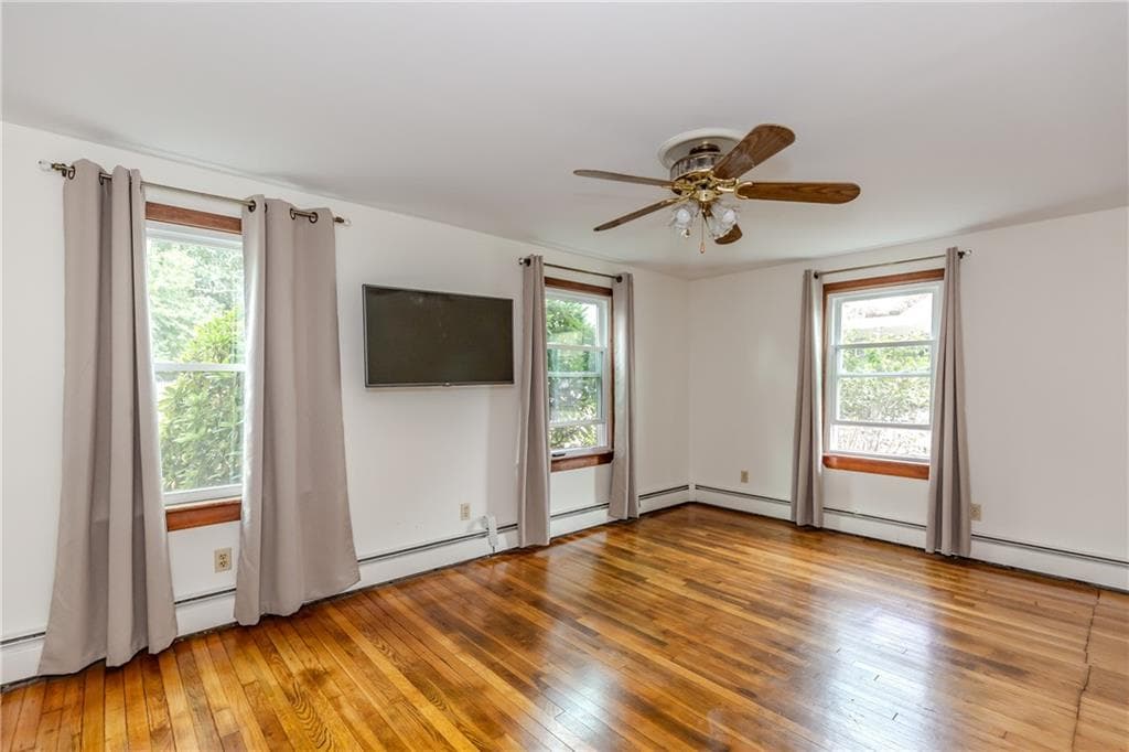 Single Family Residence at 92 Hawksley Avenue, Warwick, photo 18 of 19