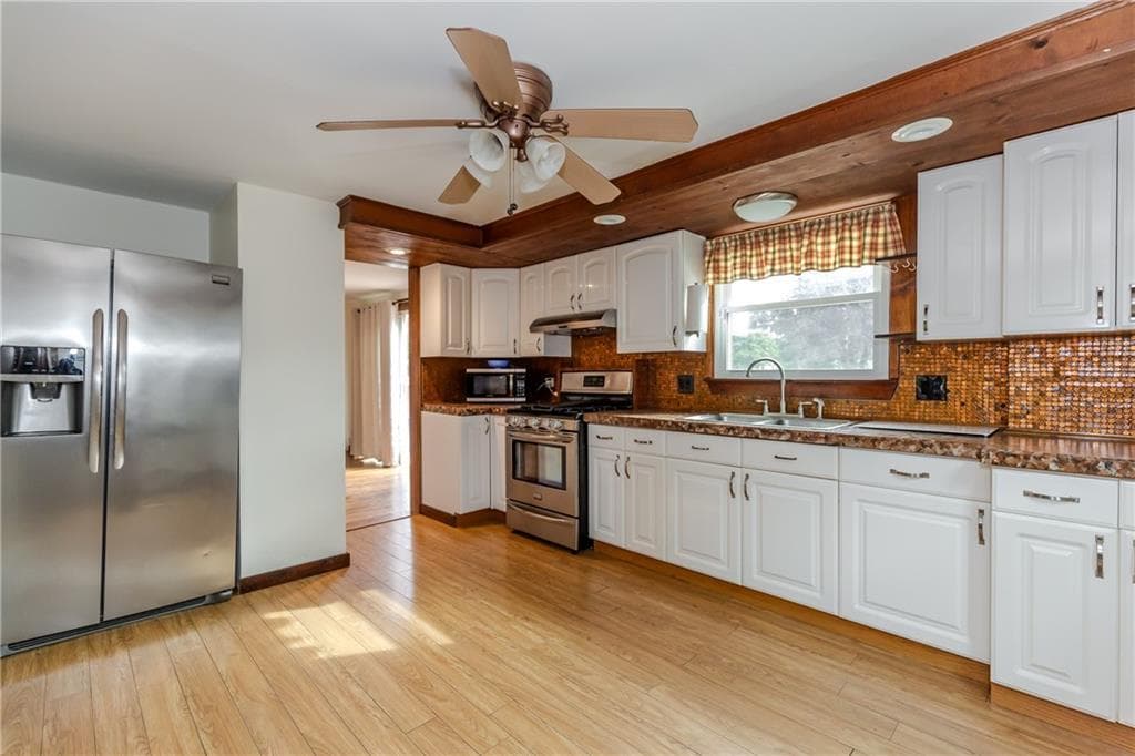Single Family Residence at 92 Hawksley Avenue, Warwick, photo 11 of 19