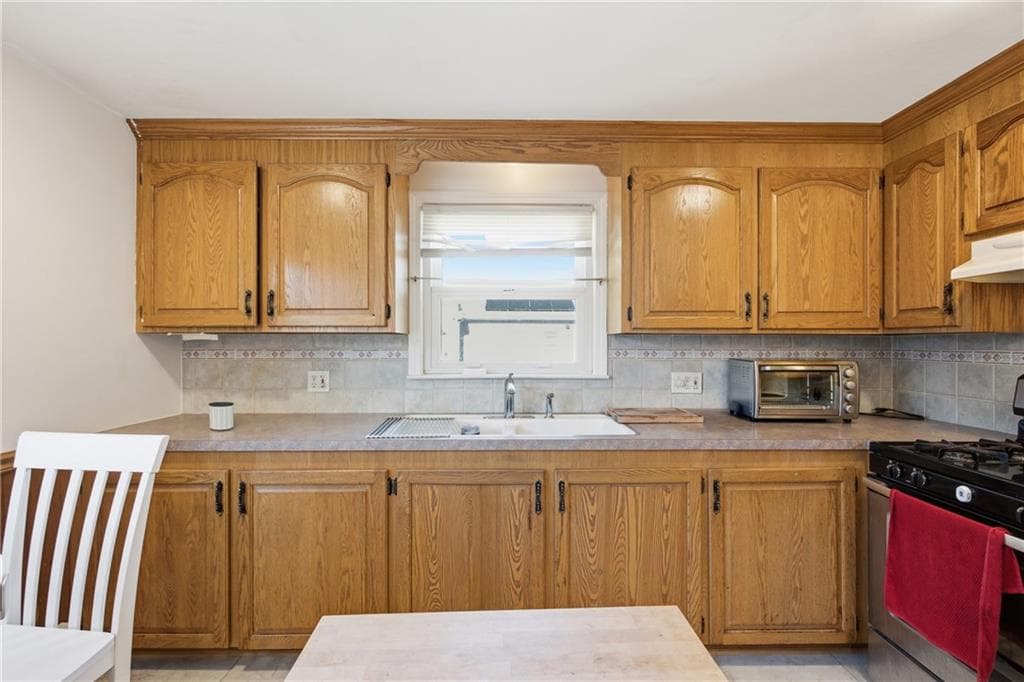 Single Family Residence at 74 Messina Street, Providence, photo 8 of 31