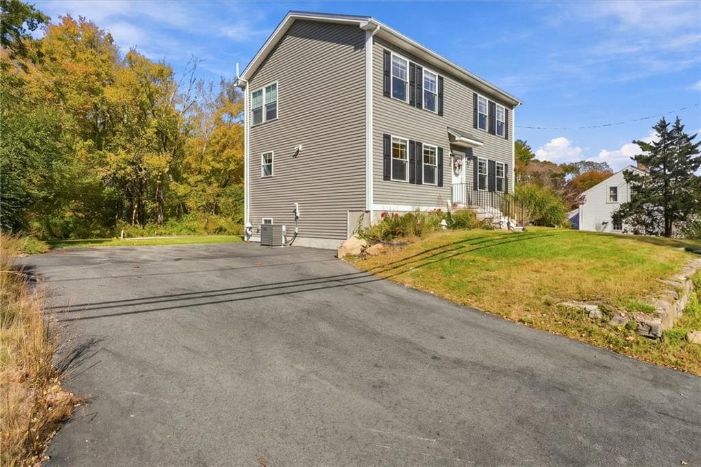 Single Family Residence at 8 Wincheck Pond Road, Hopkinton, photo 2 of 49