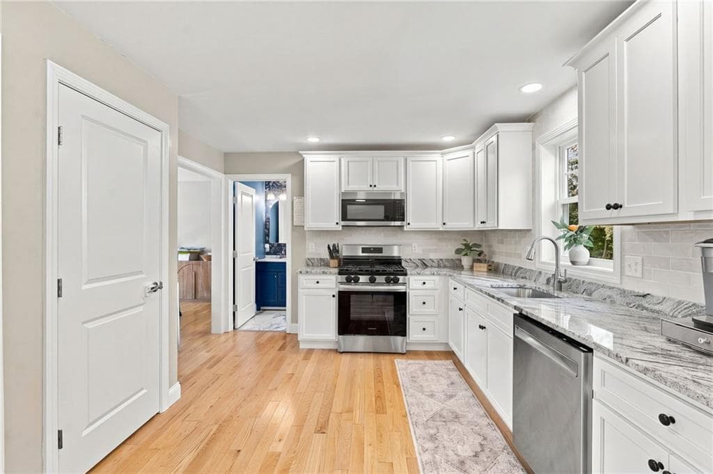 Single Family Residence at 8 Wincheck Pond Road, Hopkinton, photo 9 of 49