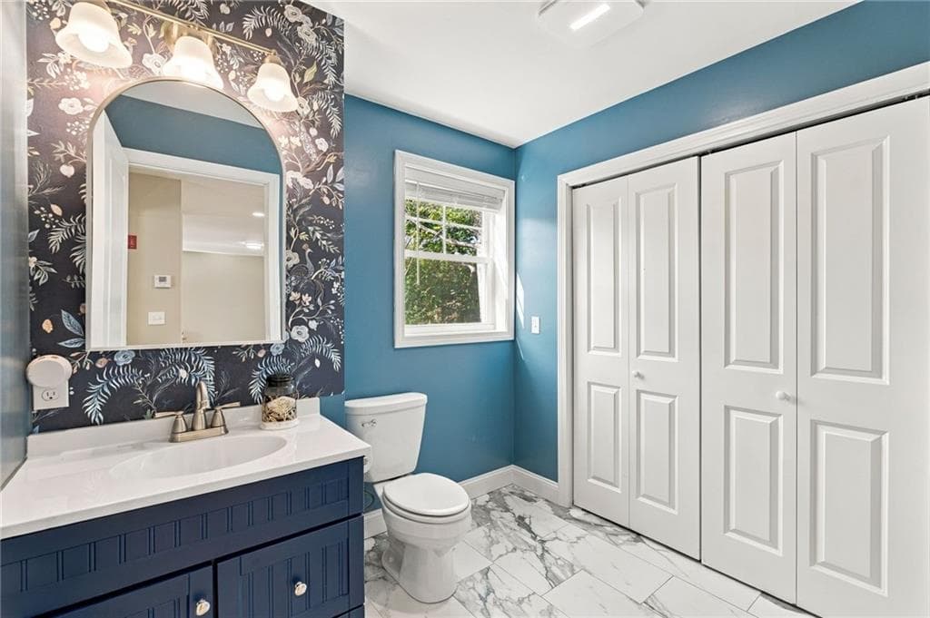 Single Family Residence at 8 Wincheck Pond Road, Hopkinton, photo 10 of 49