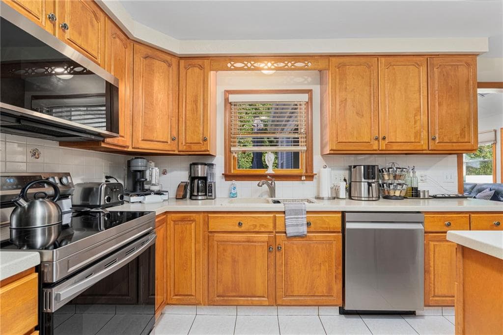 Single Family Residence at 5 Gompers Street, North Providence, photo 12 of 41