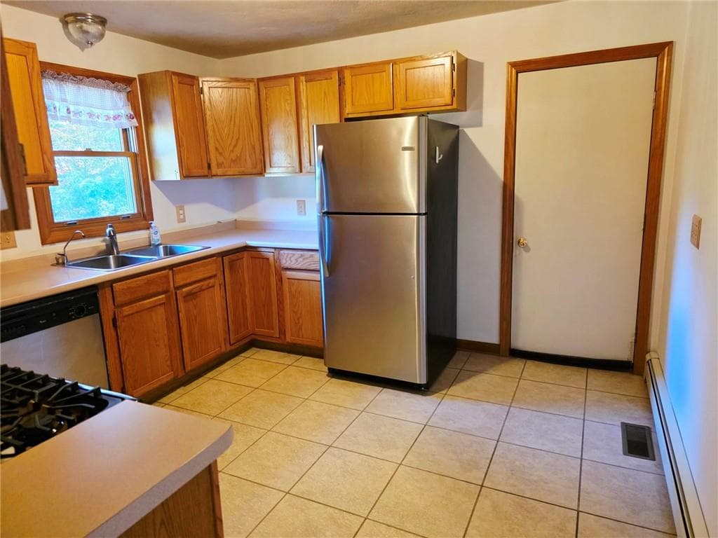 Single Family Residence at 9 Courtney Lane, Hopkinton, photo 13 of 26