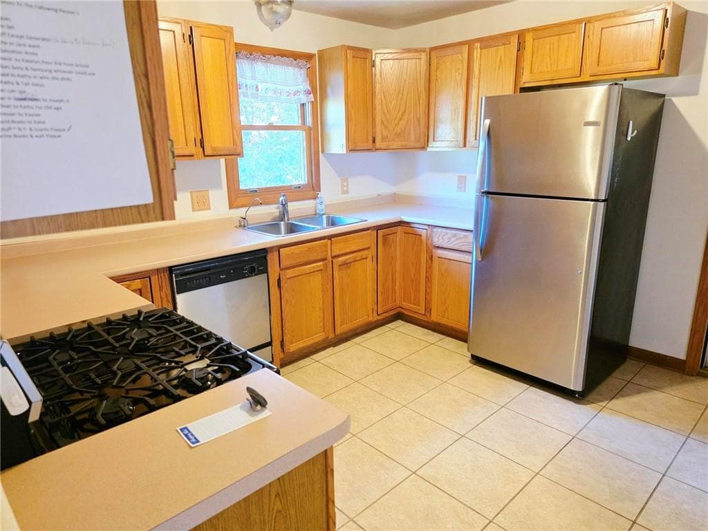 Single Family Residence at 9 Courtney Lane, Hopkinton, photo 12 of 26