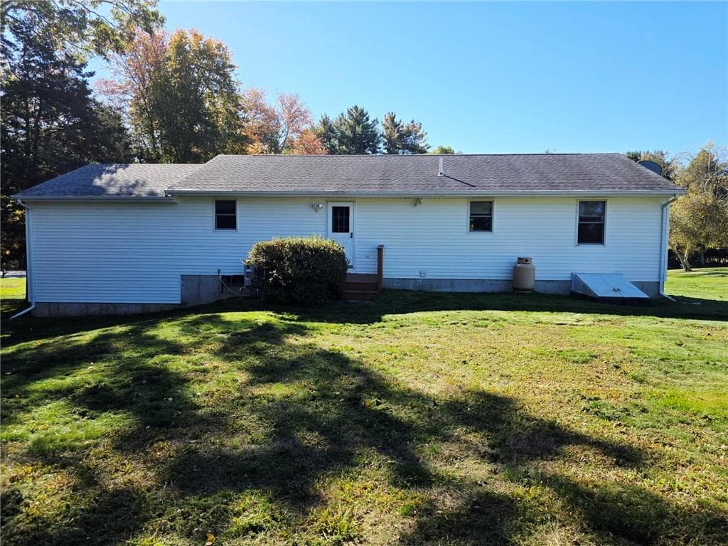 Single Family Residence at 9 Courtney Lane, Hopkinton, photo 5 of 26