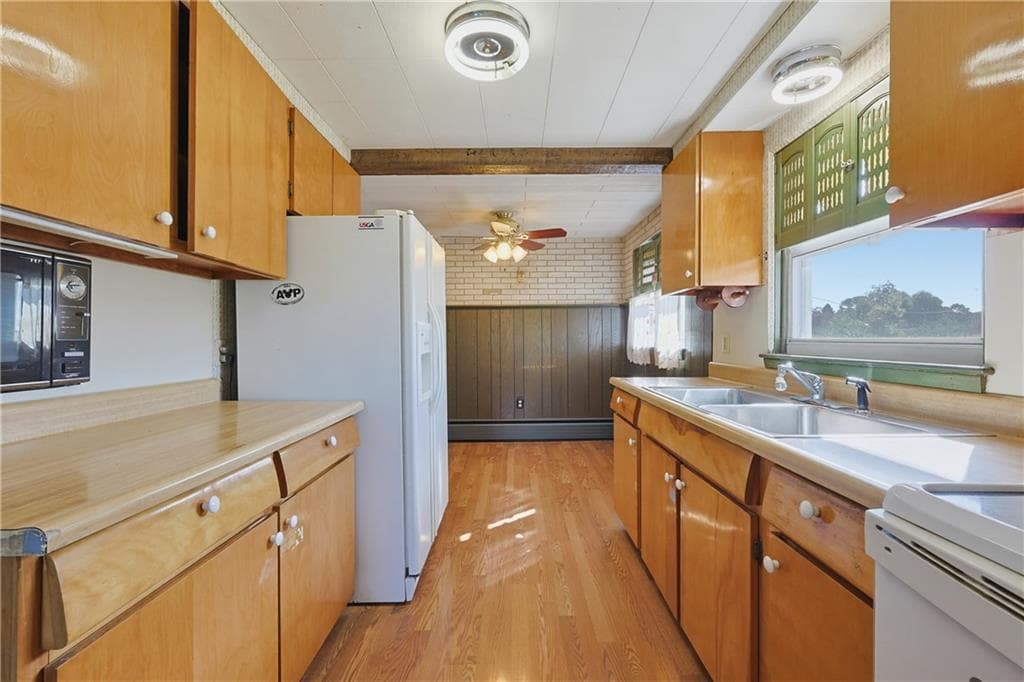 Single Family Residence at 168 Vineyard Road, Warwick, photo 13 of 47
