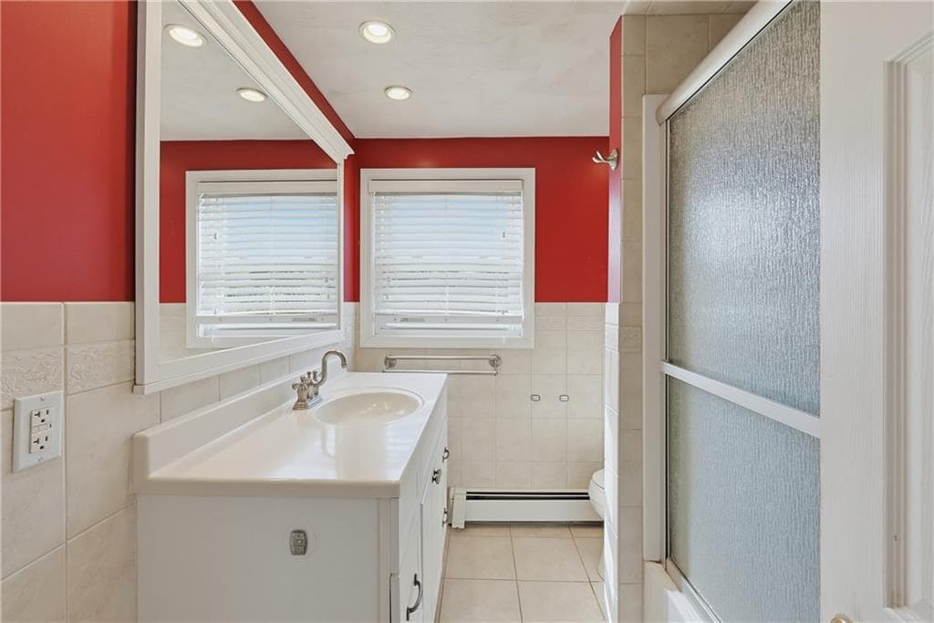 Single Family Residence at 168 Vineyard Road, Warwick, photo 16 of 47