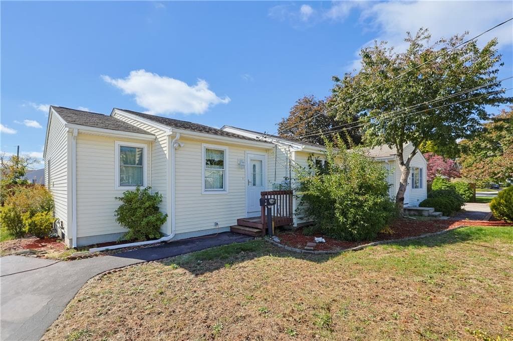 Single Family Residence at 168 Vineyard Road, Warwick, photo 3 of 47