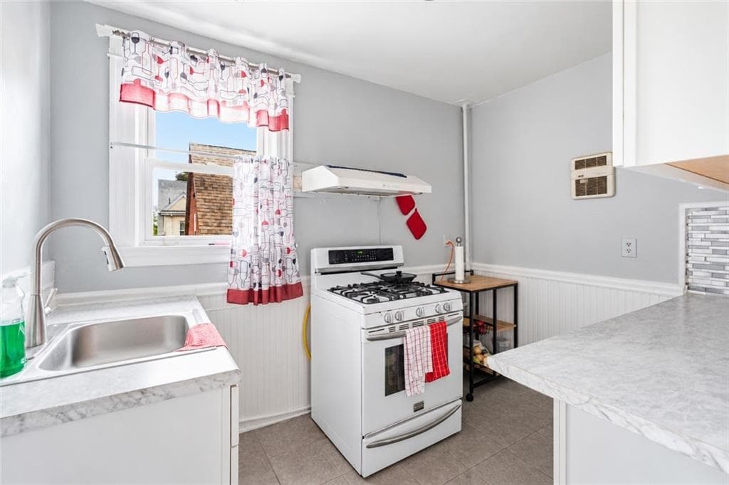 Multi Family at 20 Stanwood Street, Providence, photo 11 of 30