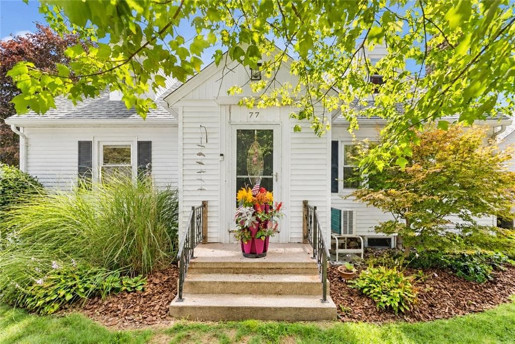 77 Narragansett Avenue