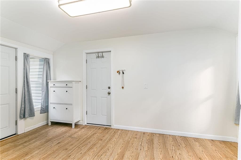 Single Family Residence at 122 Kingstown Road, Richmond, photo 14 of 25