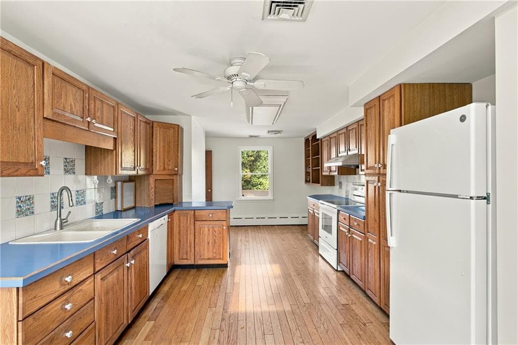 Single Family Residence at 32 Bliss Mine Road, Middletown, photo 11 of 46