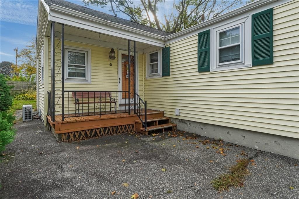 Single Family Residence at 108 Falcon Avenue, Warwick, photo 17 of 18