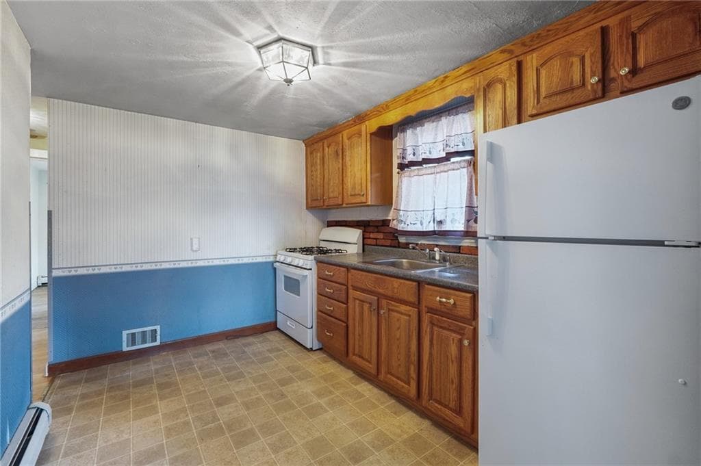 Single Family Residence at 108 Falcon Avenue, Warwick, photo 4 of 18
