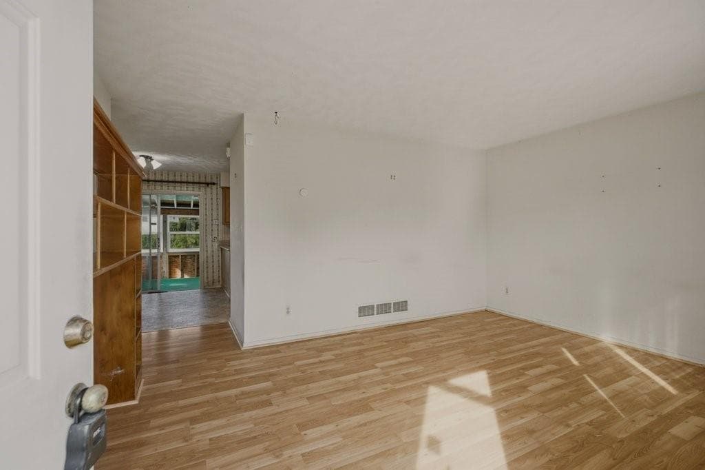 Single Family Residence at 15 Squantum Drive, Middletown, photo 5 of 48