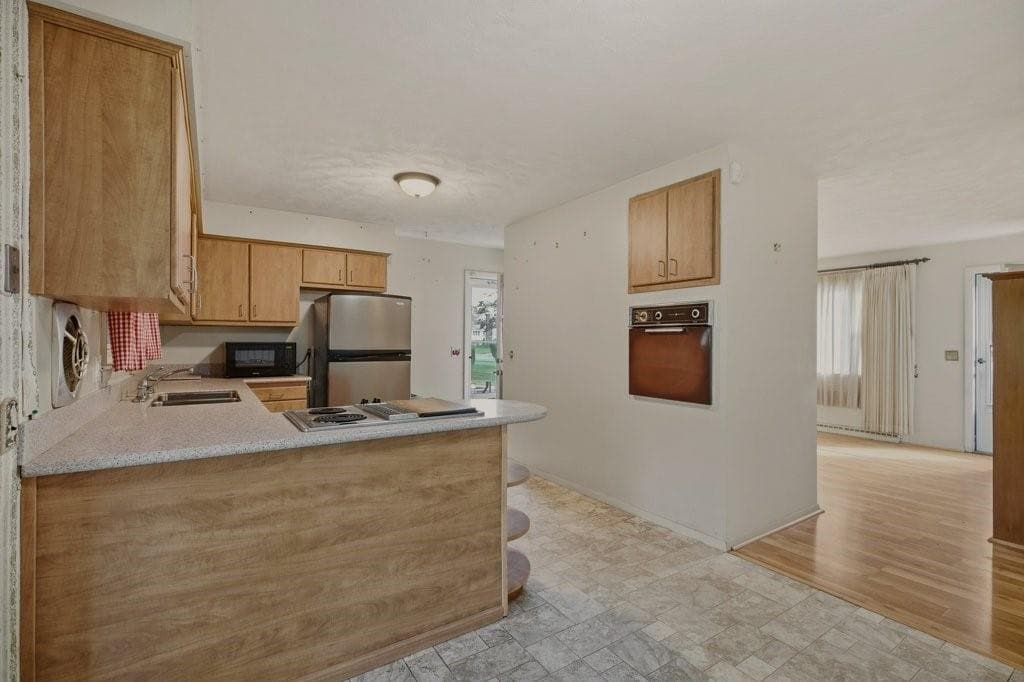 Single Family Residence at 15 Squantum Drive, Middletown, photo 9 of 48