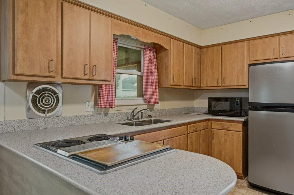 Single Family Residence at 15 Squantum Drive, Middletown, photo 10 of 48
