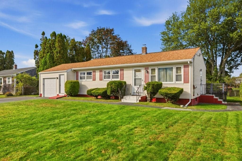Single Family Residence at 15 Squantum Drive, Middletown, photo 4 of 48