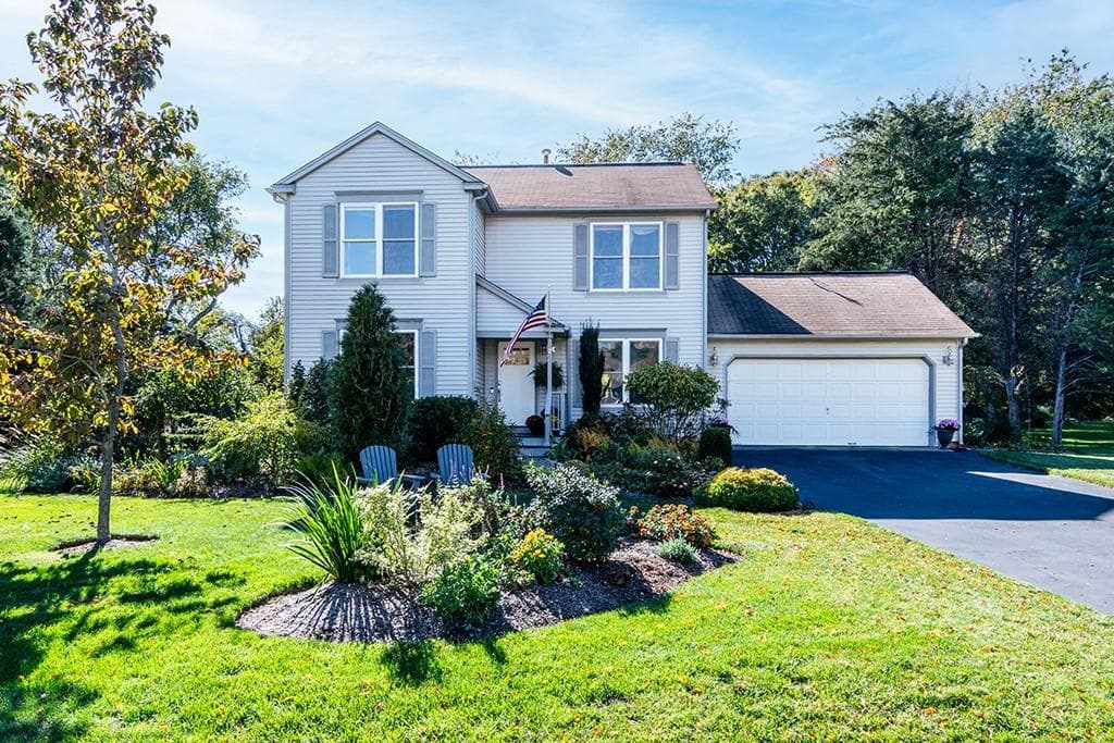Single Family Residence at 39 Deer Ridge Way, South Kingstown, photo 2 of 37