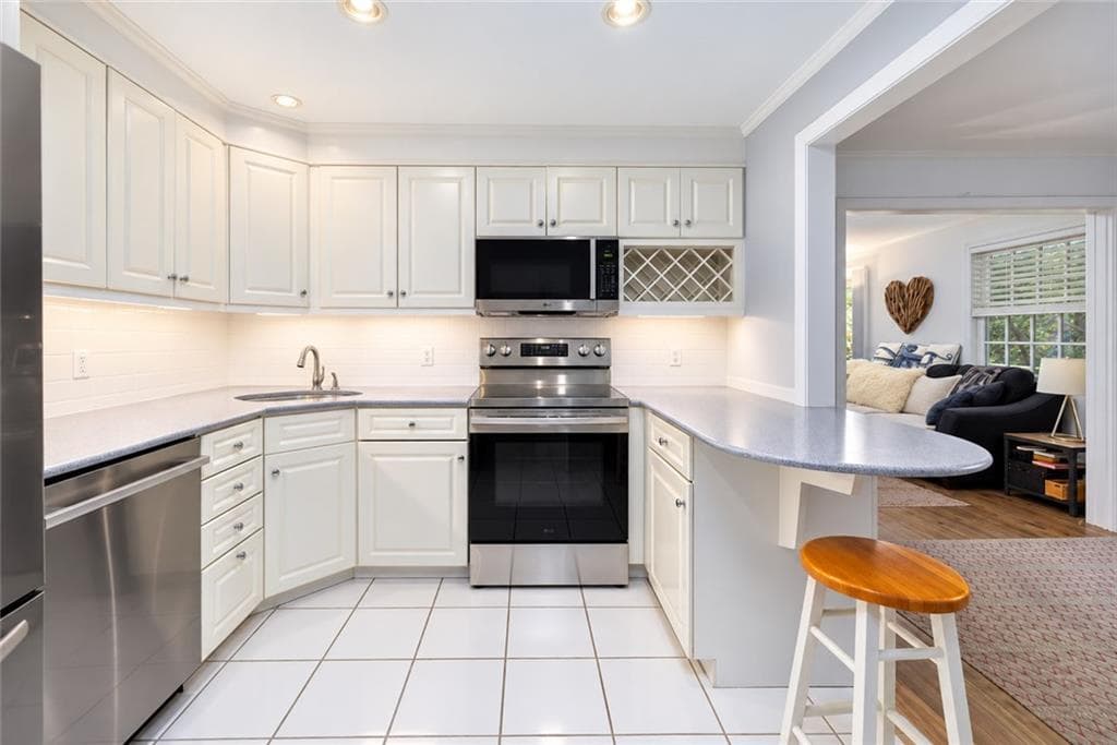 Condominium at 46 Chastellux Avenue UNIT C3, Newport, photo 13 of 45