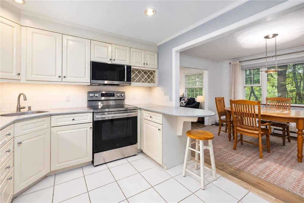 Condominium at 46 Chastellux Avenue UNIT C3, Newport, photo 14 of 45
