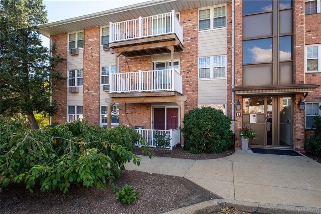Condominium at 37 Bullocks Point Avenue UNIT 1B, East Providence, photo 4 of 27