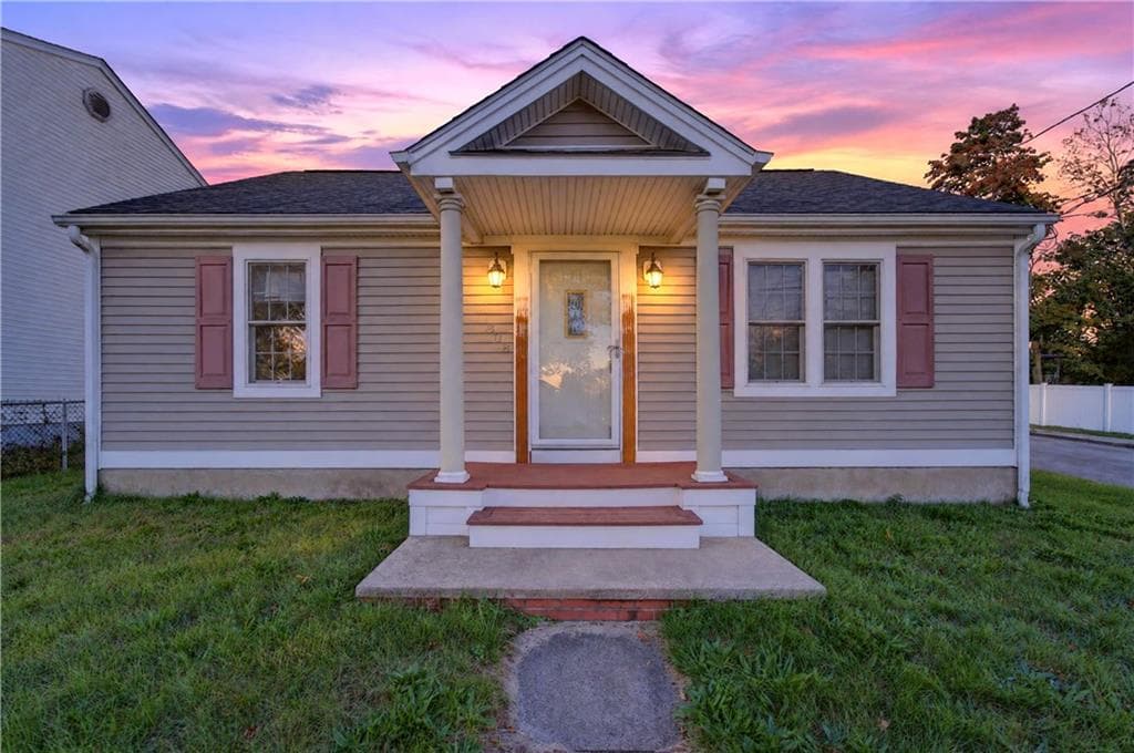 Single Family Residence at 308 Mauran Avenue, East Providence, photo 3 of 30