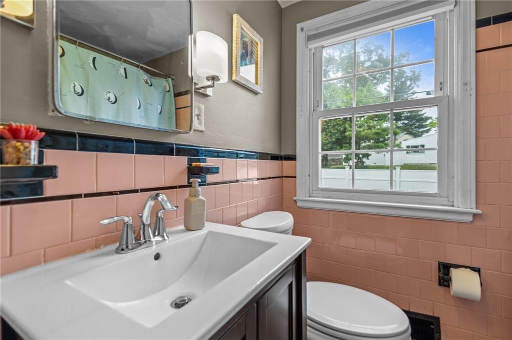Single Family Residence at 46 Basswood Road, Cranston, photo 19 of 48