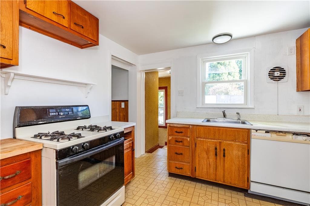 Single Family Residence at 26 Keeher Avenue, Newport, photo 13 of 50