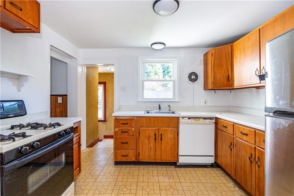 Single Family Residence at 26 Keeher Avenue, Newport, photo 12 of 50
