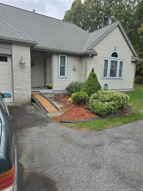 Single Family Residence at 4 Jason's Grant Drive, Cumberland, photo 4 of 40