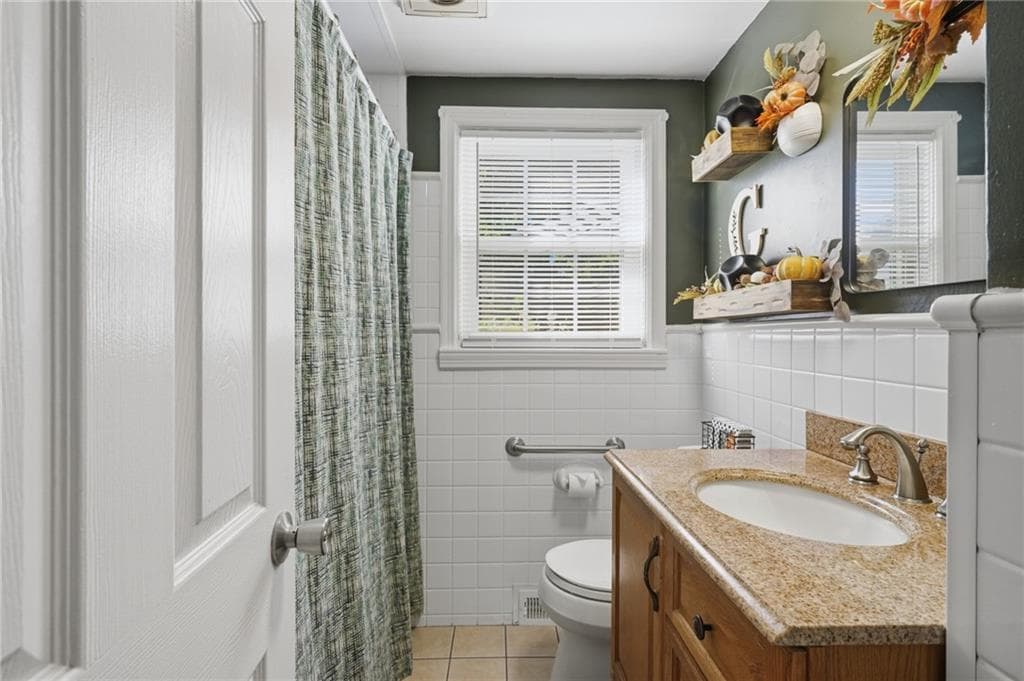 Single Family Residence at 181 Long View Drive, Warwick, photo 13 of 16