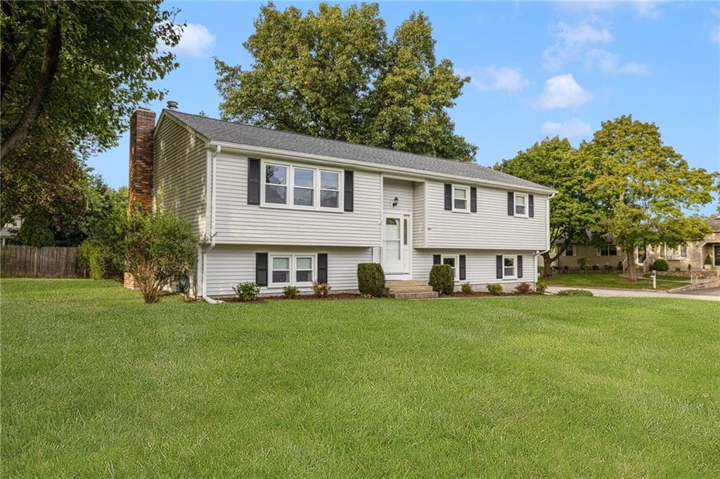 Single Family Residence at 1 Midlands Drive, East Greenwich, photo 2 of 31